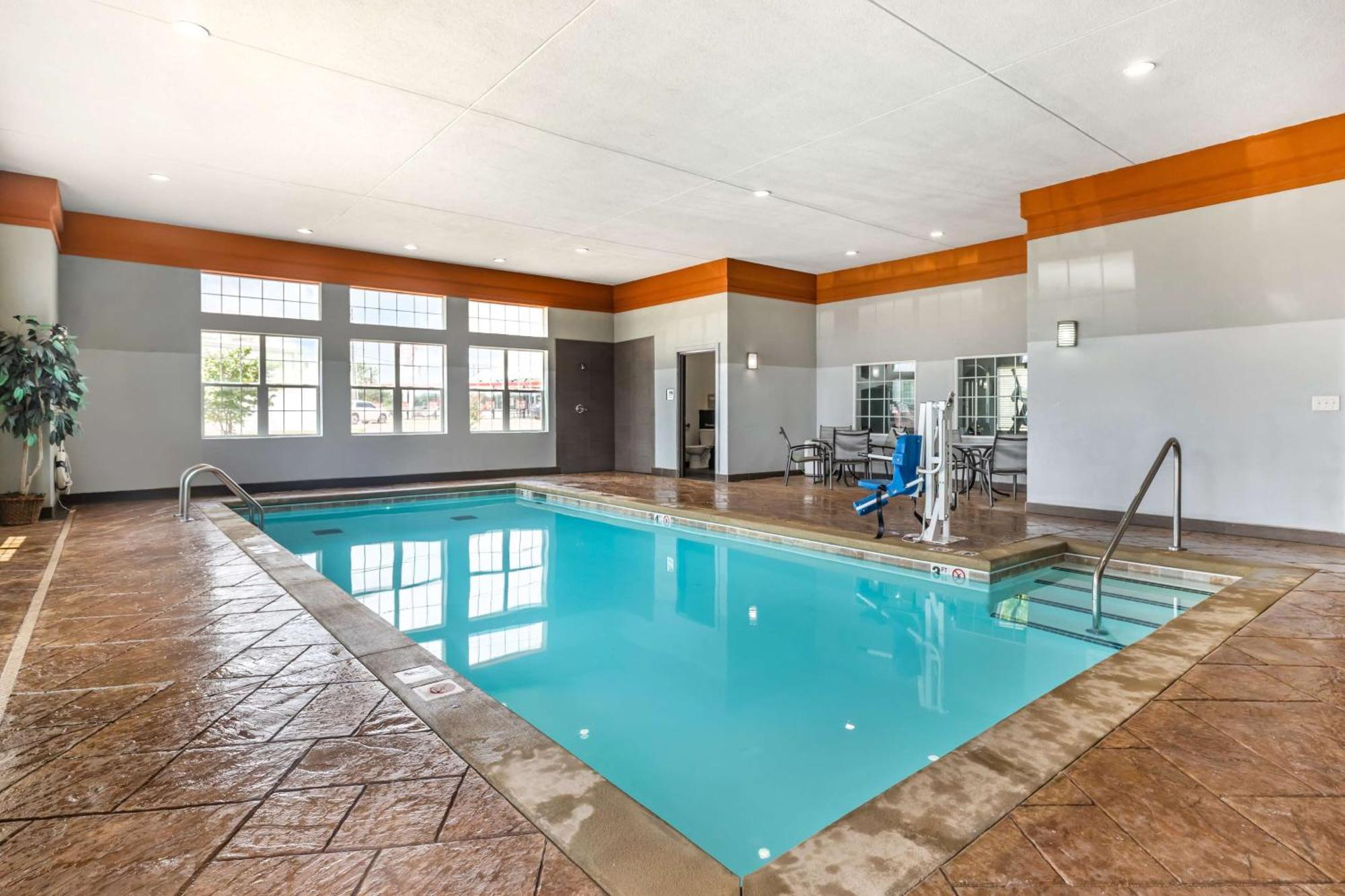 Best Western Plus Coweta'S 1St Hotel Екстериор снимка